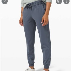 Lululemon on the fly joggers size 4